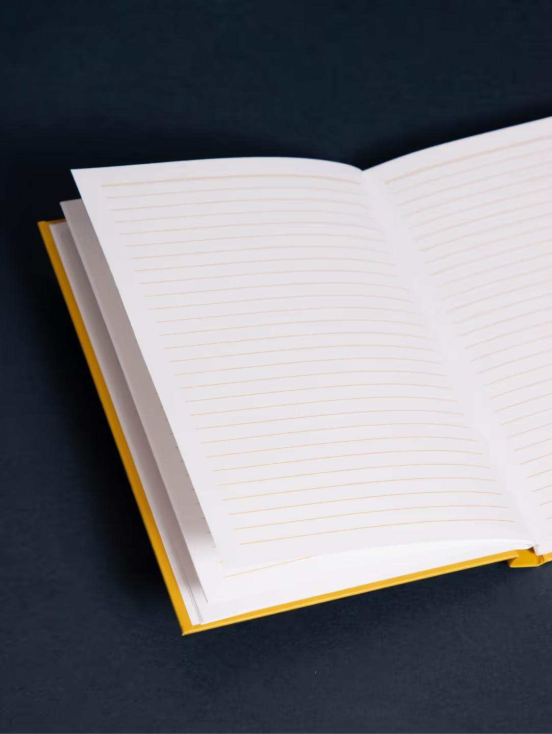 Mitarbeiterin in der Druckproduktion bei Druckwerk Berlin