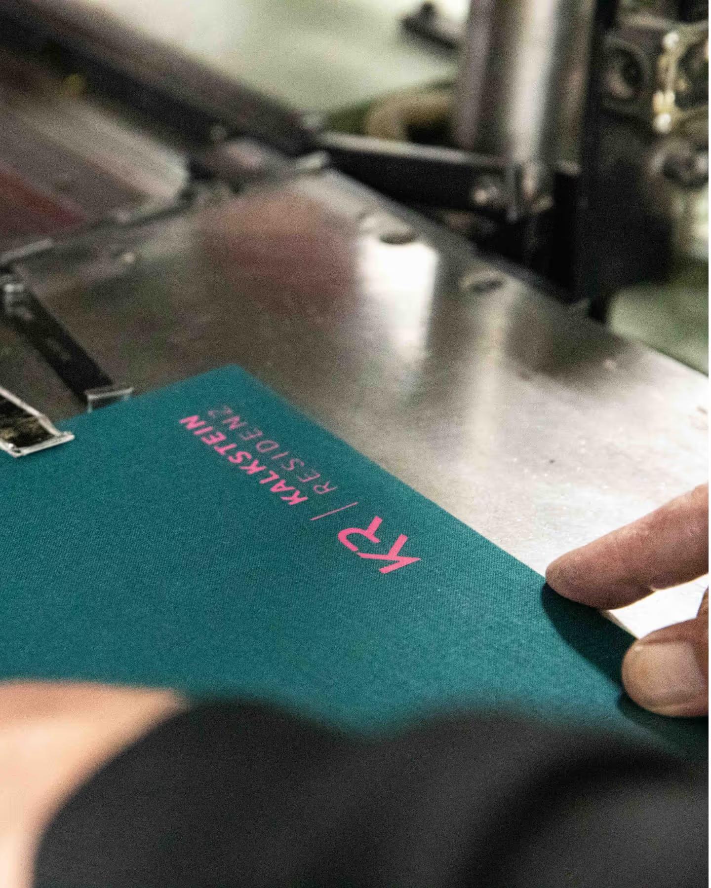 Veredelung – Spotfolierung und Prägung bei Druckwerk Berlin