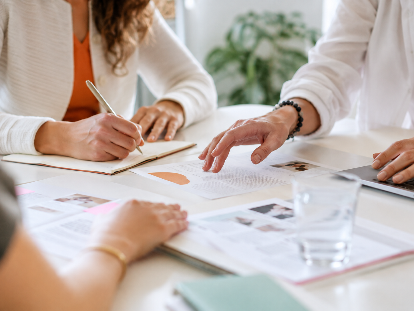 Gruppe von Frauen sitzt im Gespräch an einem Tisch