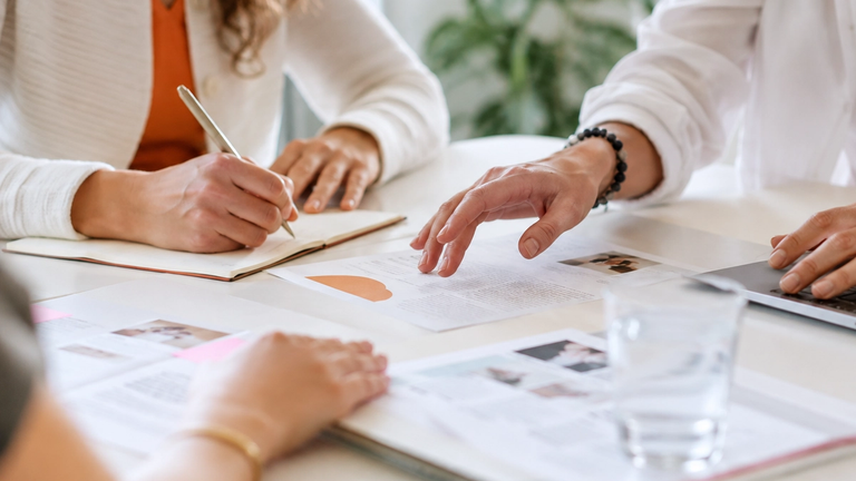 Gruppe von Frauen sitzt im Gespräch an einem Tisch