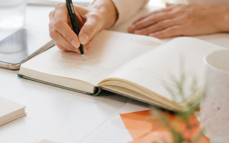 Stapel gebundener Bücher auf einem Holztisch