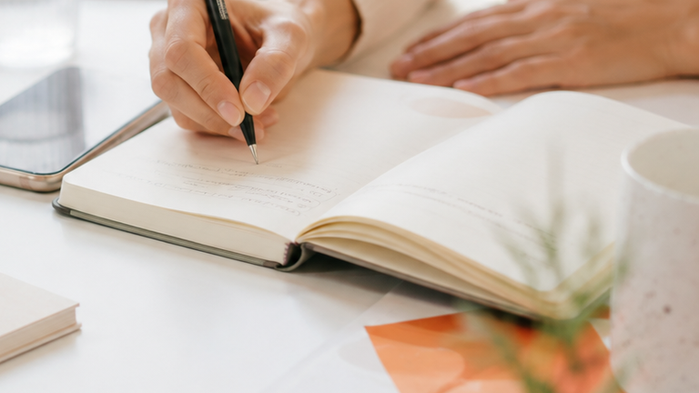 Stapel gebundener Bücher auf einem Holztisch