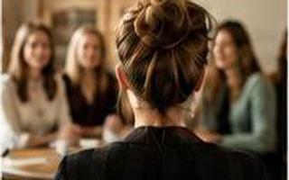 Gruppe von Frauen sitzt im Gespräch an einem Tisch