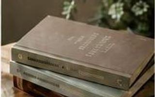 Stapel gebundener Bücher auf einem Holztisch