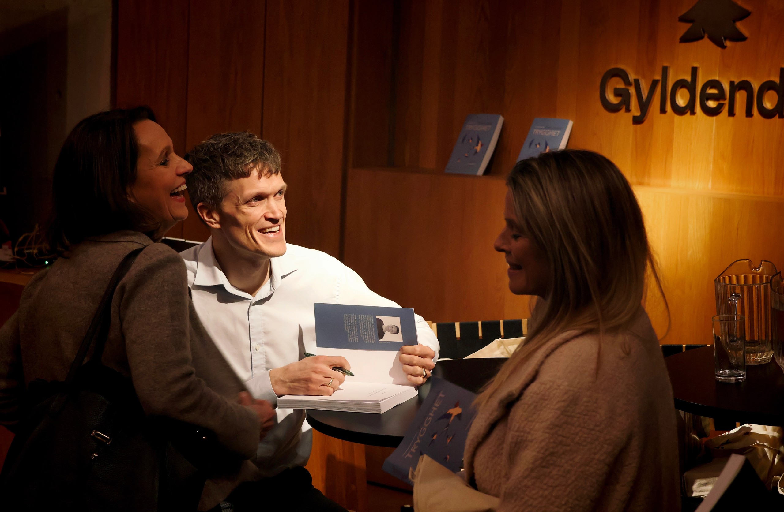 Bård Fyhn, forfatter av Psykologisk trygghet i det norske arbeidslivet signerer bøker på arrangement på Gyldendalhuset.