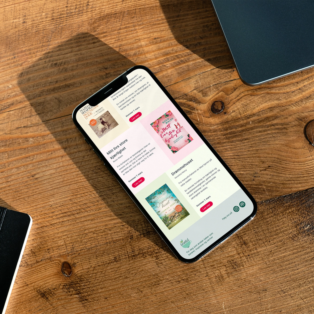 Bilde av en mobiltelefon på et skrivebord.
