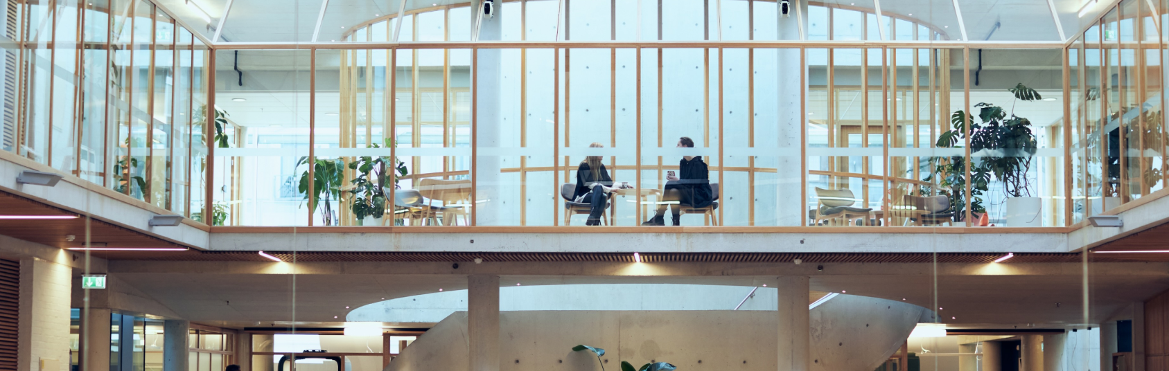 Bildet viser trappen i Gyldendalhuset som binder huset sammen.