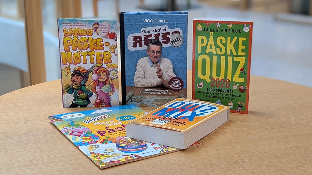 Fem quiz- og hobbybøker som ligger på et bord