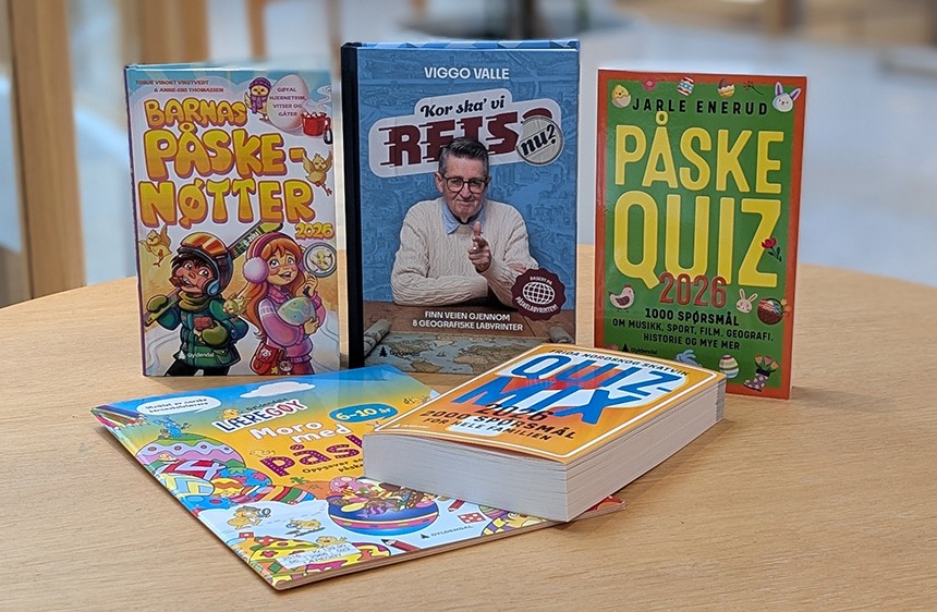 Fem quiz- og hobbybøker som ligger på et bord