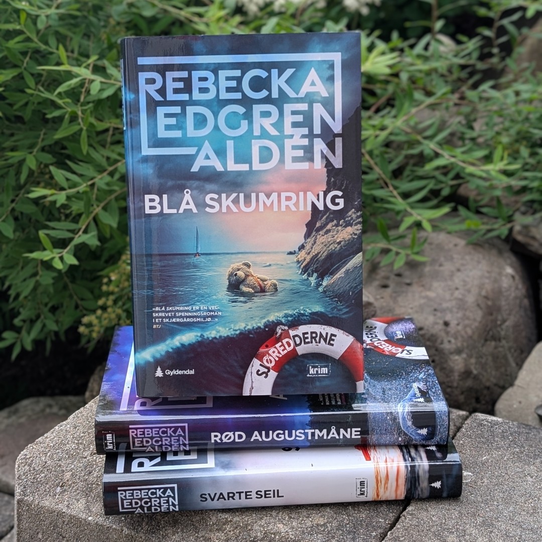 Stabel med tre bøker i serien Sjøredderne