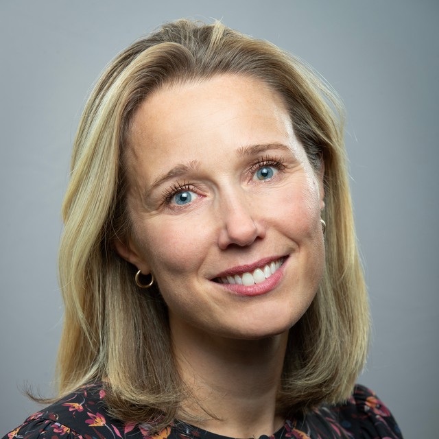 Portrettbilde av Karen Onsager Keiserud, konserndirektør for kommunikasjon, merkevare og samfunnskontakt i Gyldendal ASA.