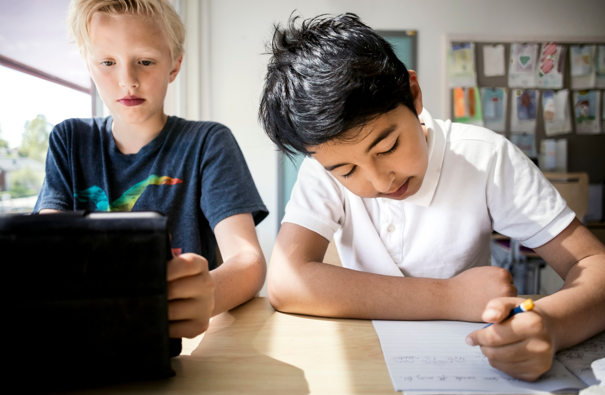 Elev som skriver for hånd i skolen