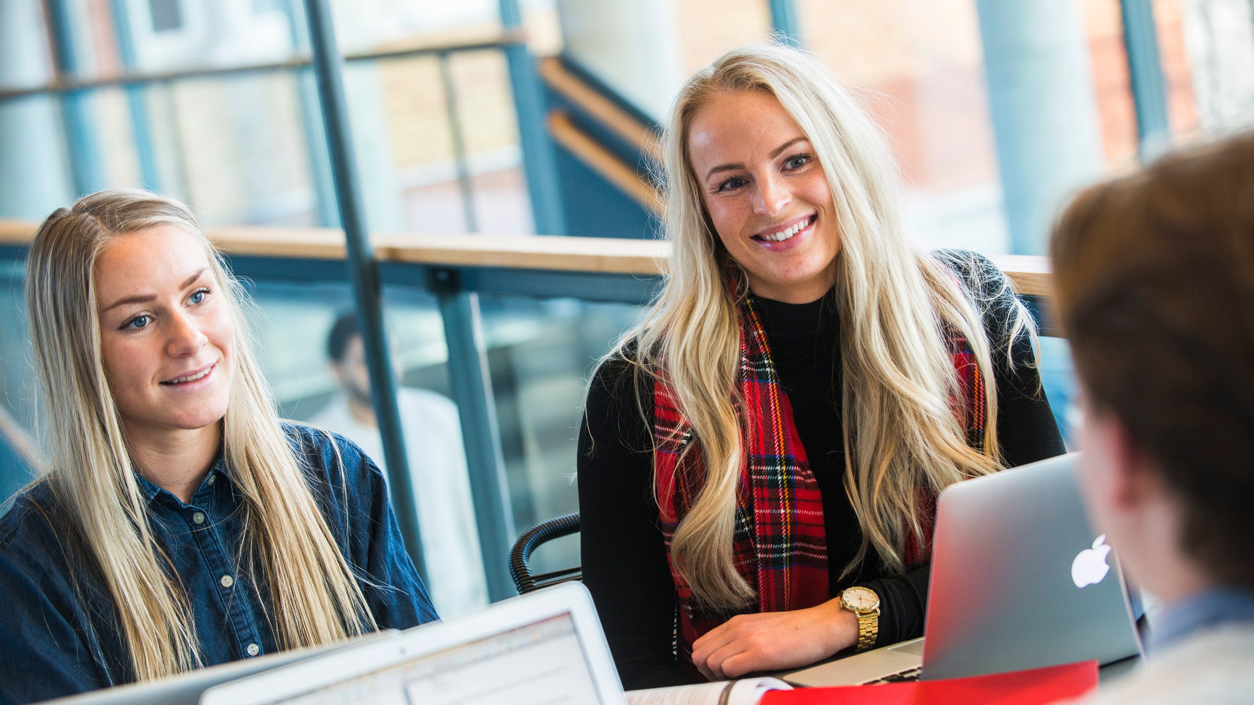 To studenter som sitter med PC i kollokviegruppe