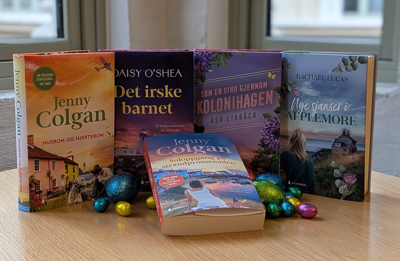 Bøker på et bord