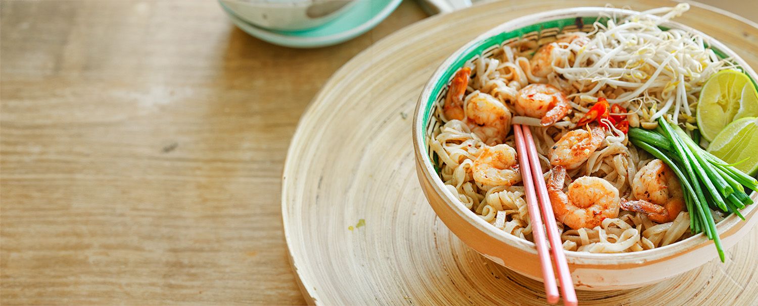 Bilde av en bolle med matretten pad thai og et par spisepinner