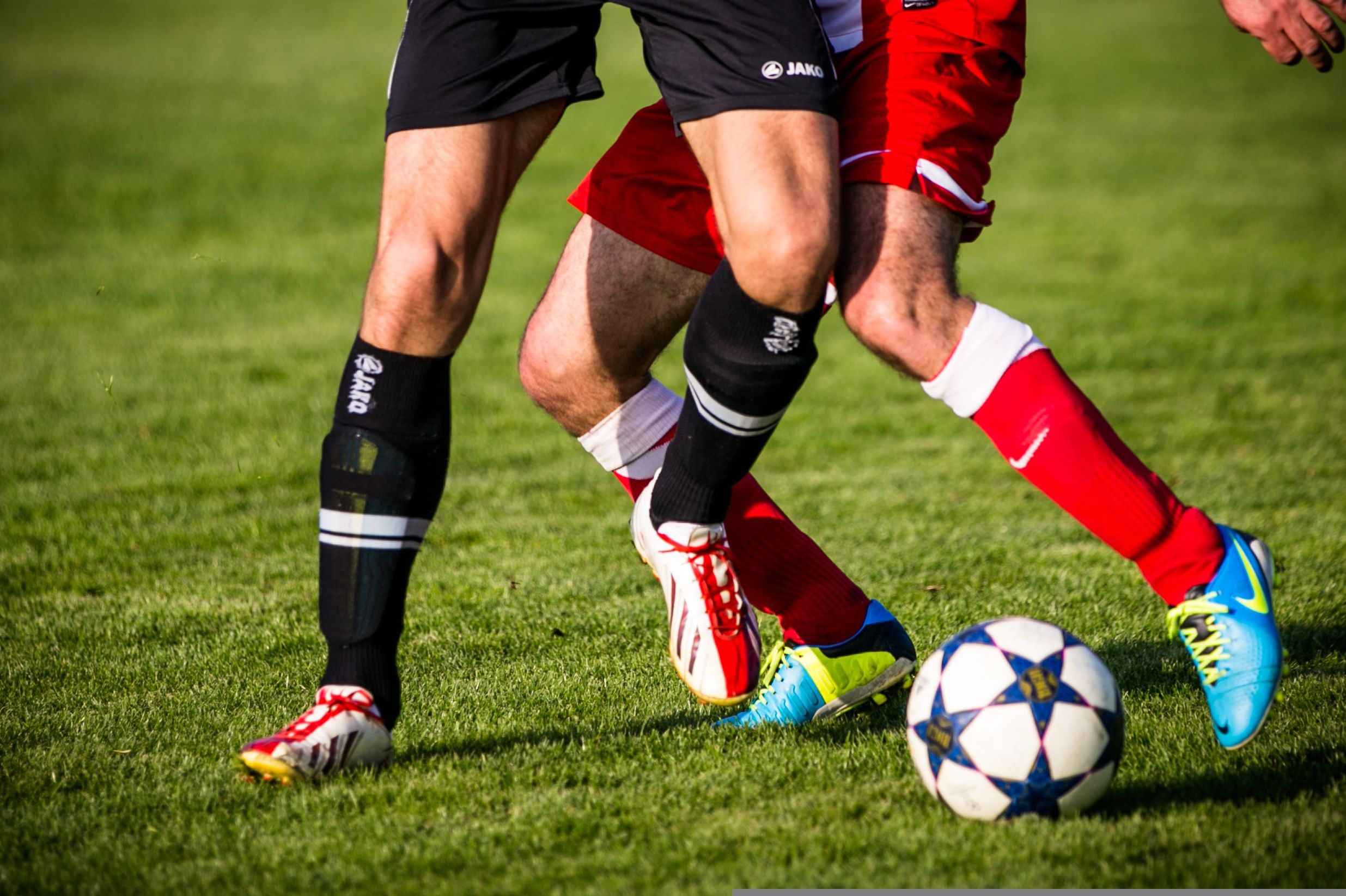 Foto av av to fotballspillere