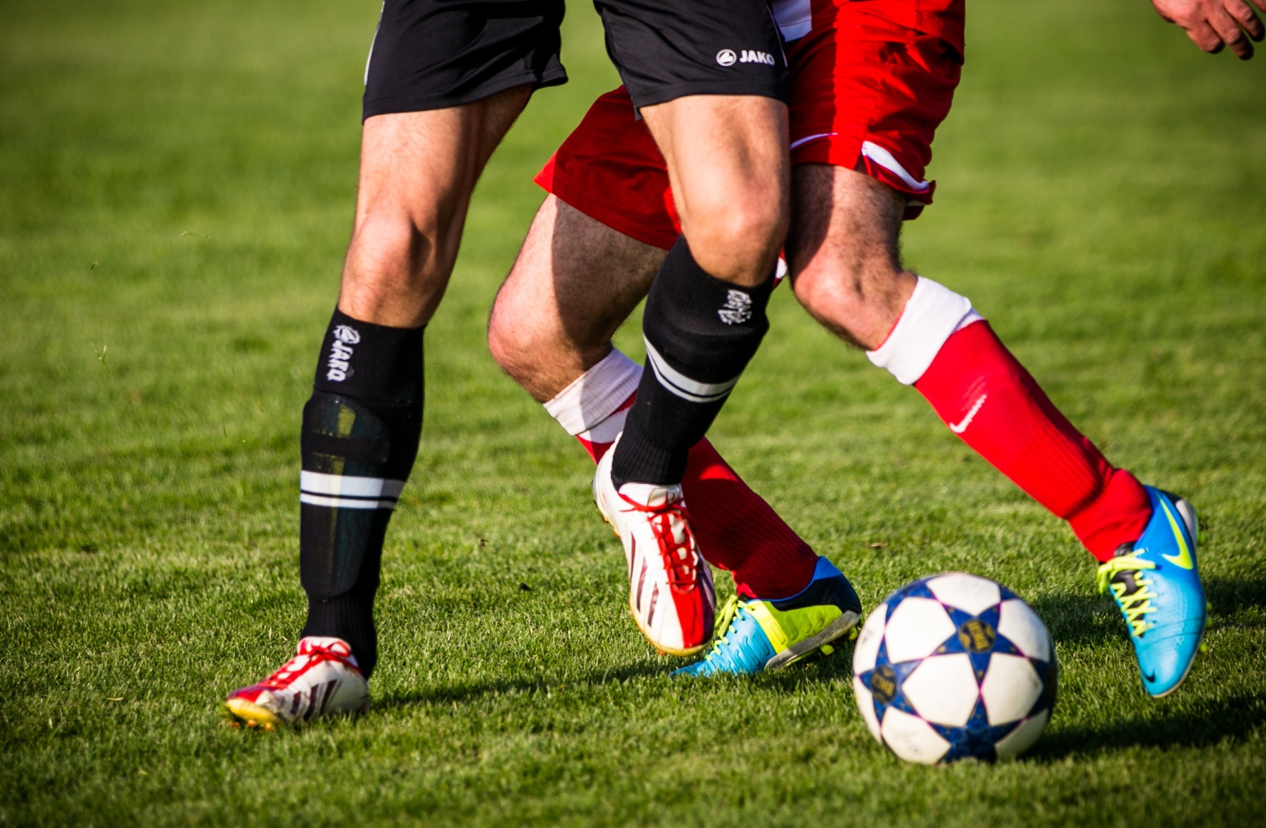 Foto av av to fotballspillere