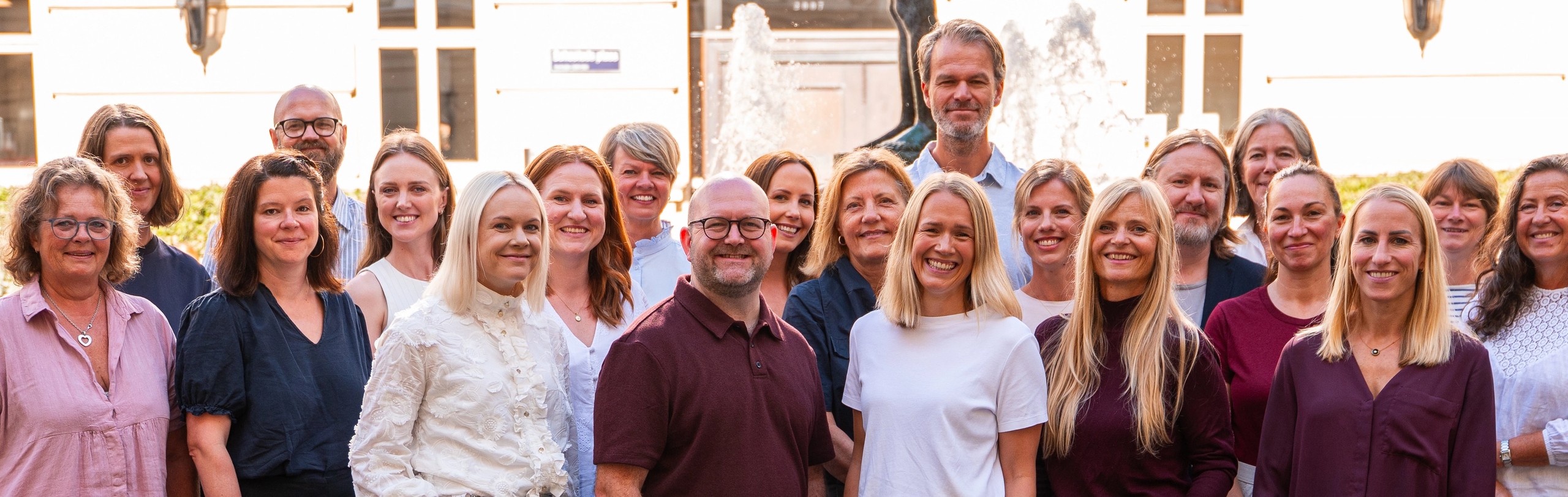 Gruppefoto av de ansatte i Gyldendal Akademisk.