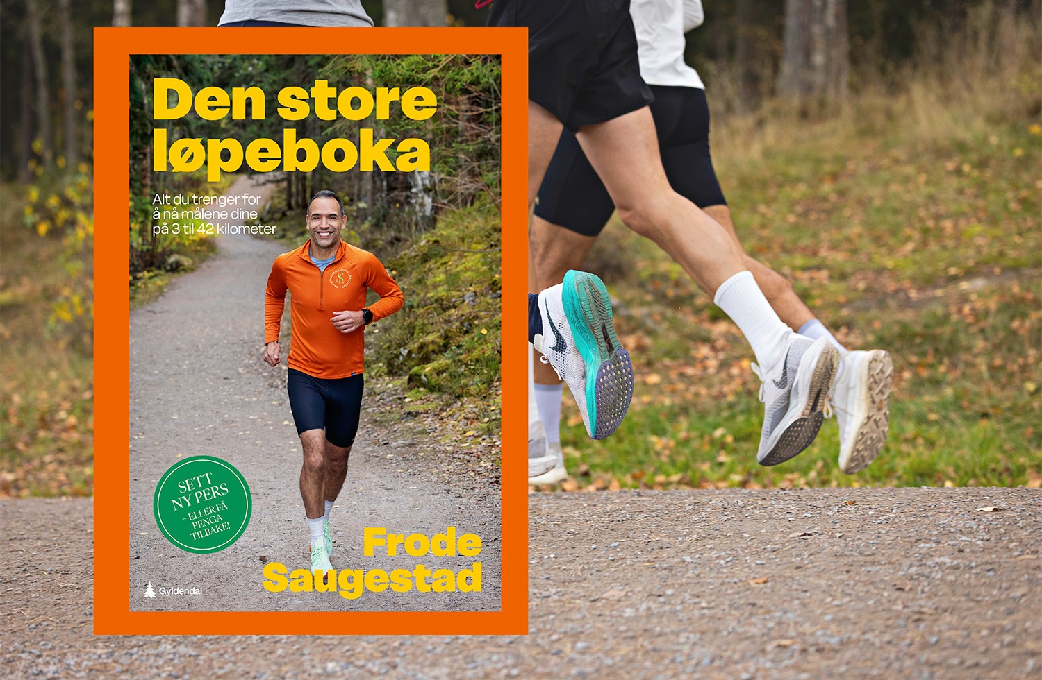 Omslaget på Den store løpeboka, på et bakgrunnsbilde med tre menn som løper ute.