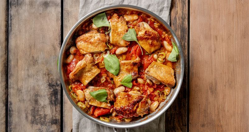 Kylling med tomatiserte bønner, løk og paprika