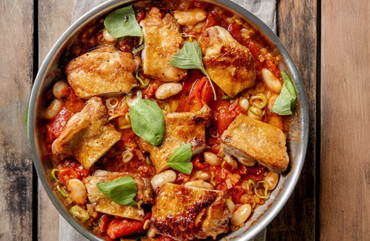 Kylling med tomatiserte bønner, løk og paprika