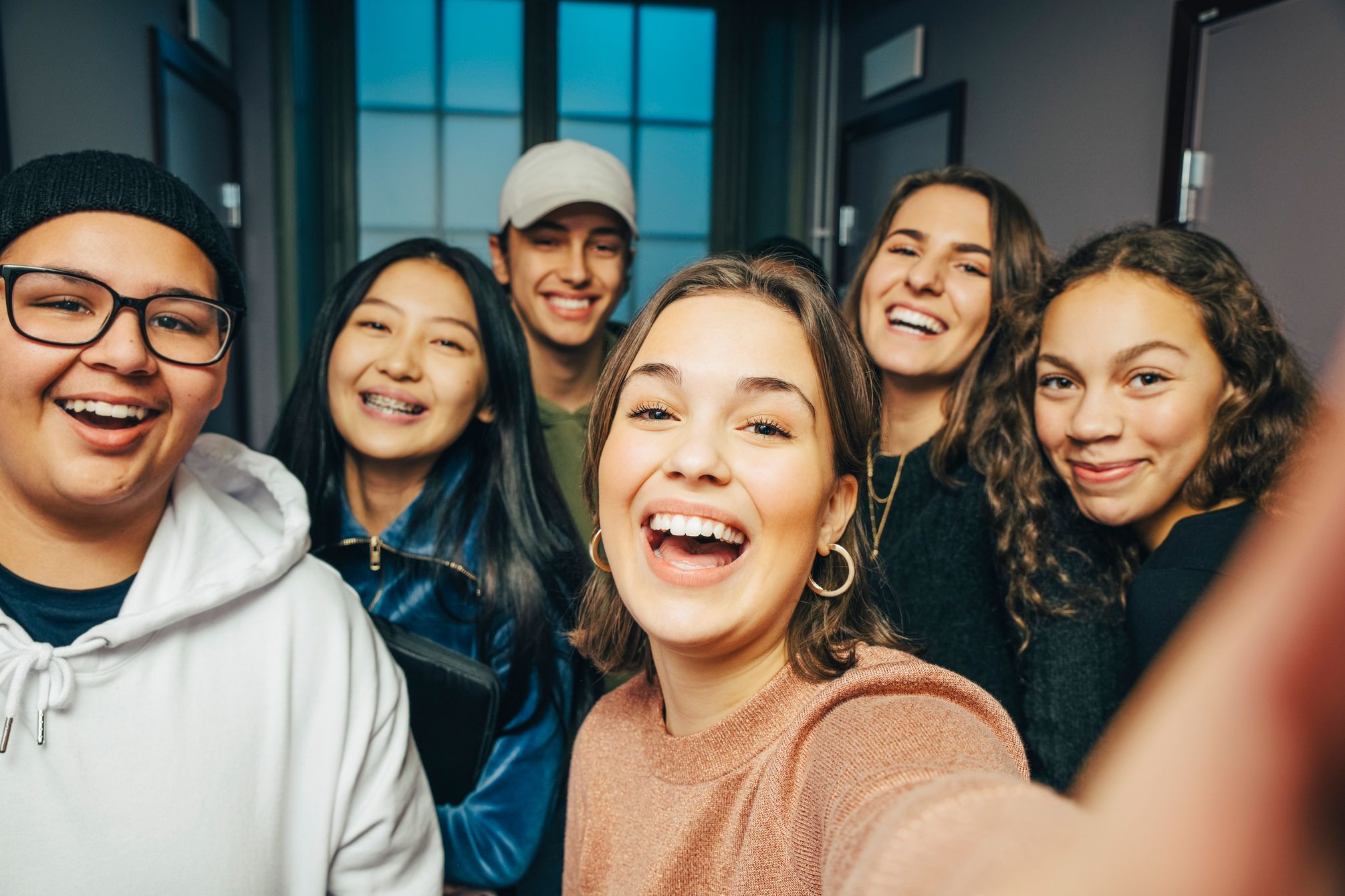 Foto, en gruppeselfie av 6 ungdommer.