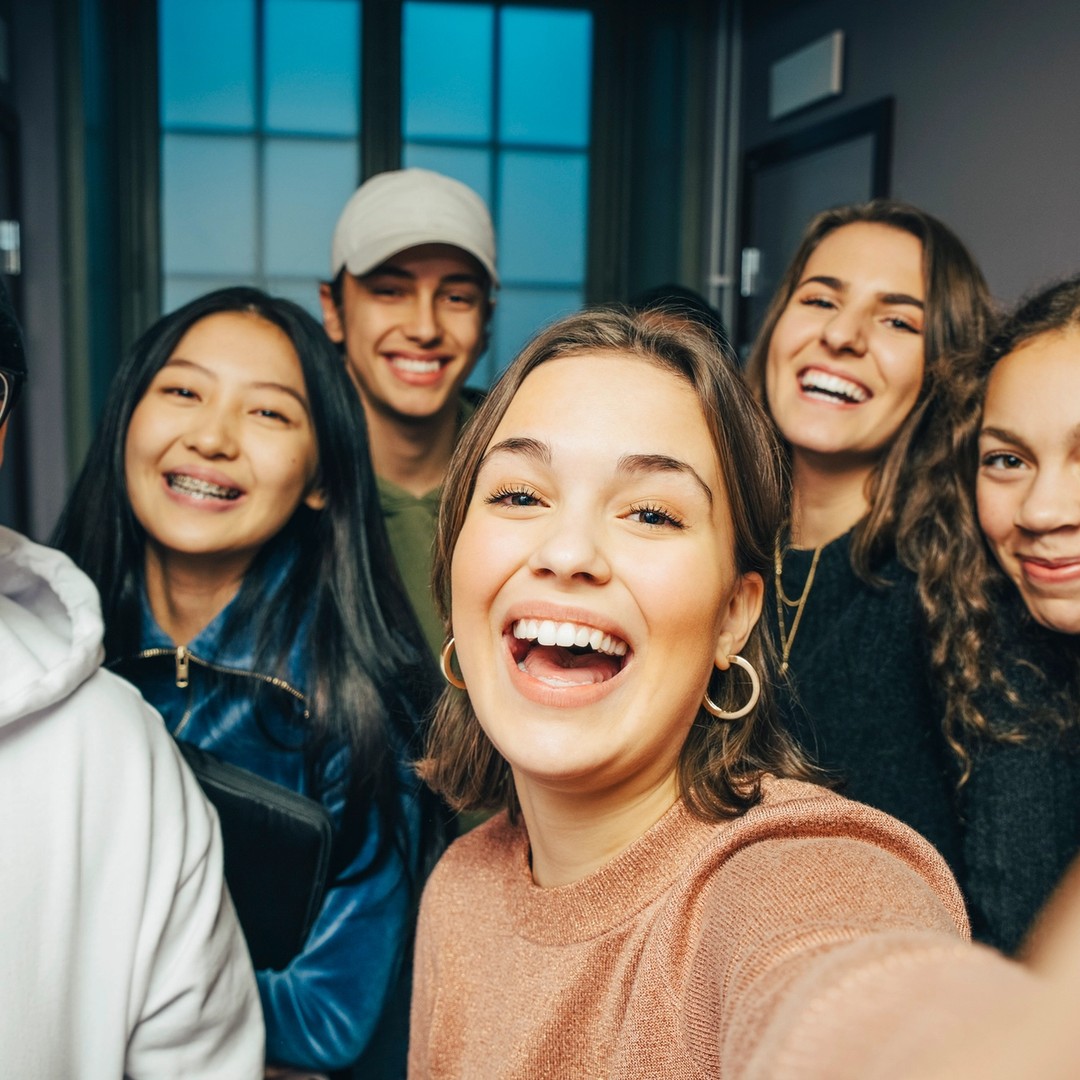 Foto, en gruppeselfie av 6 ungdommer.