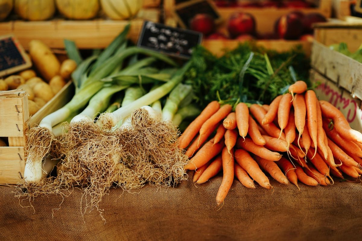 Fresh leeks and carrots at a market