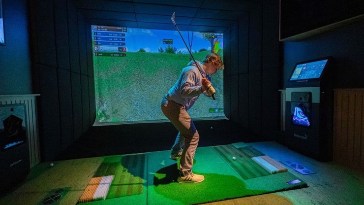 The Green, indoor golf venue at Bucktown, Chicago