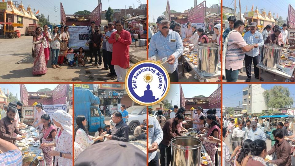 इंदौर के मूसा खेड़ी चौराहे पर लंगर सेवा में volunteers भोजन परोसते हुए