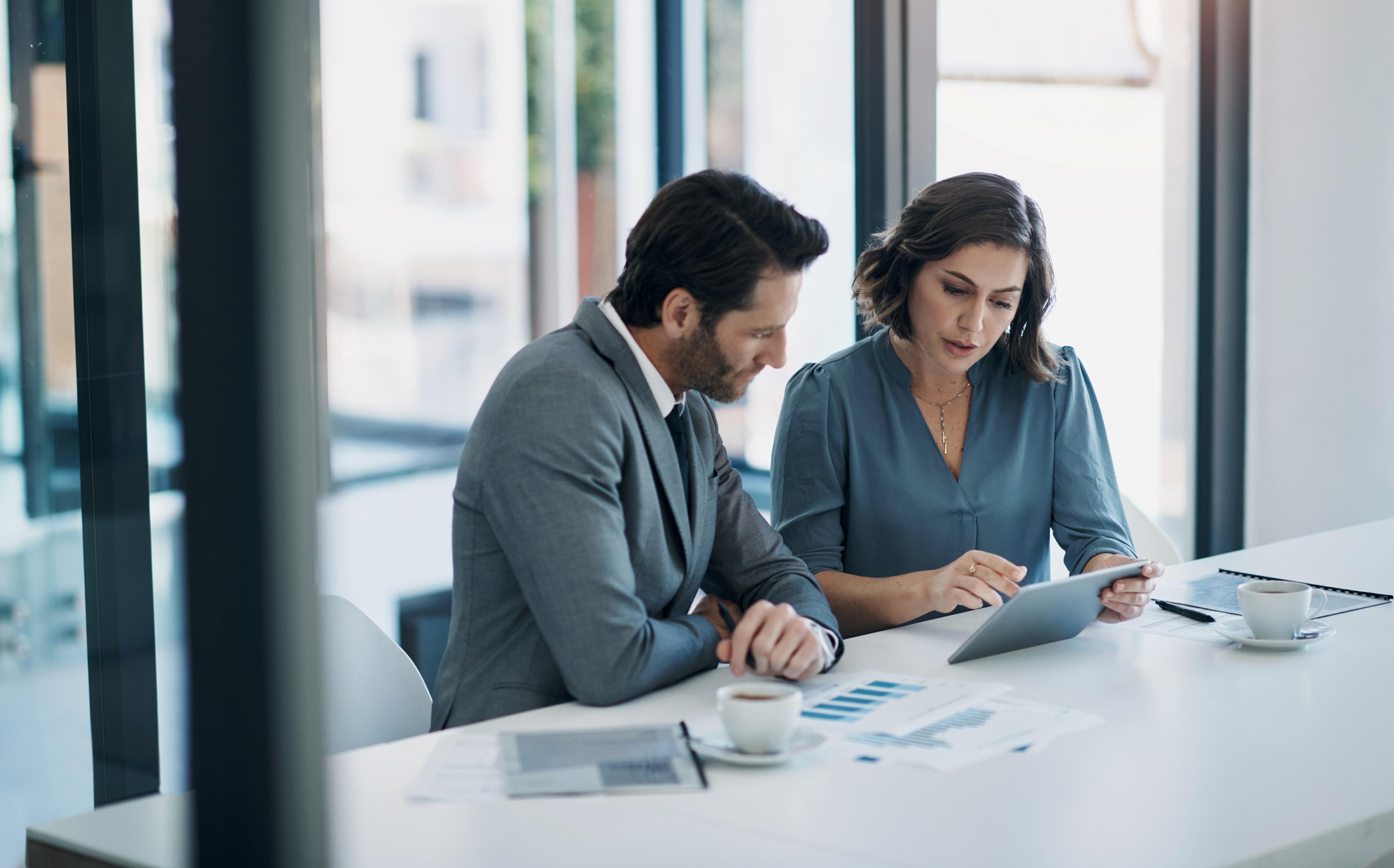 Global HR managers discussing EOR versus traditional hiring
