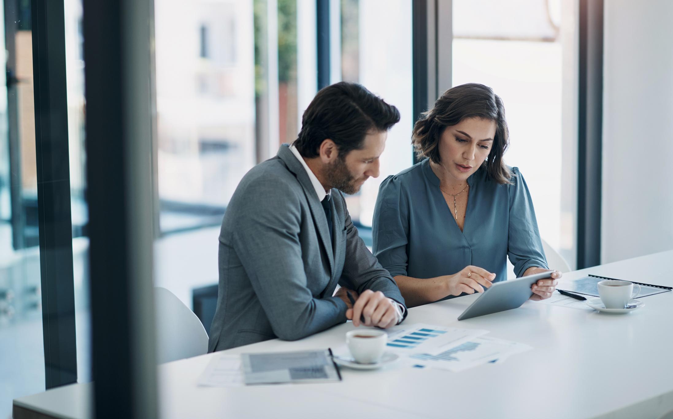 Global HR managers discussing EOR versus traditional hiring