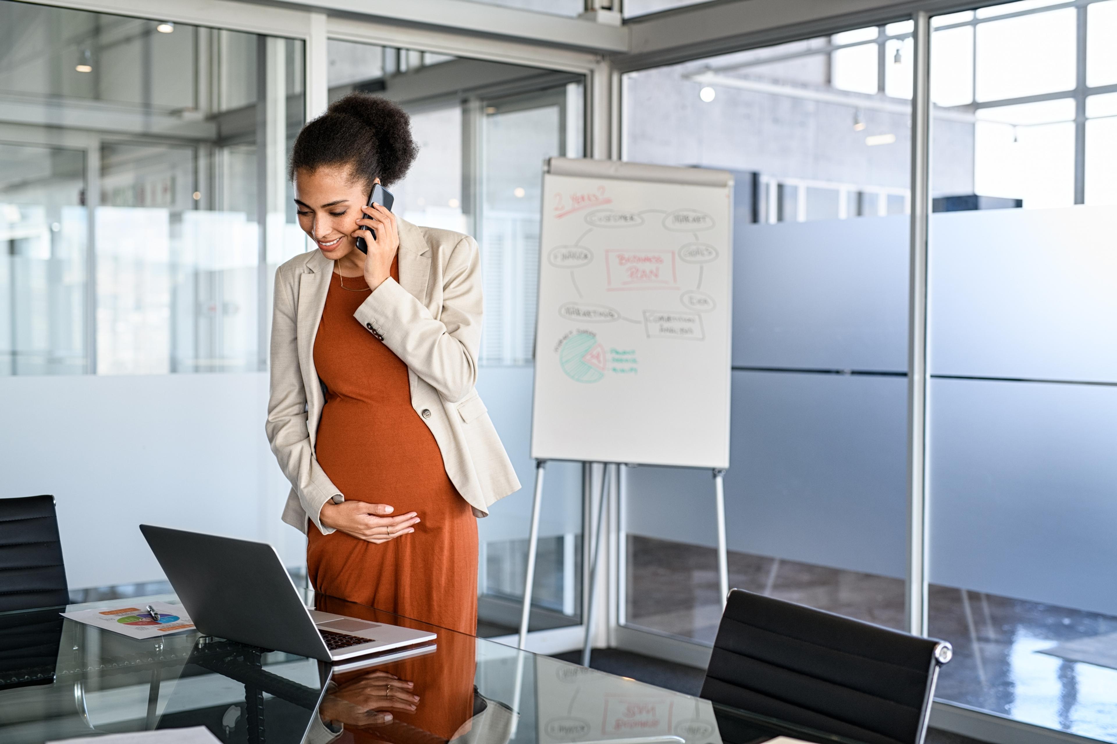 Pregnant employee researching maternity leave in the US by state
