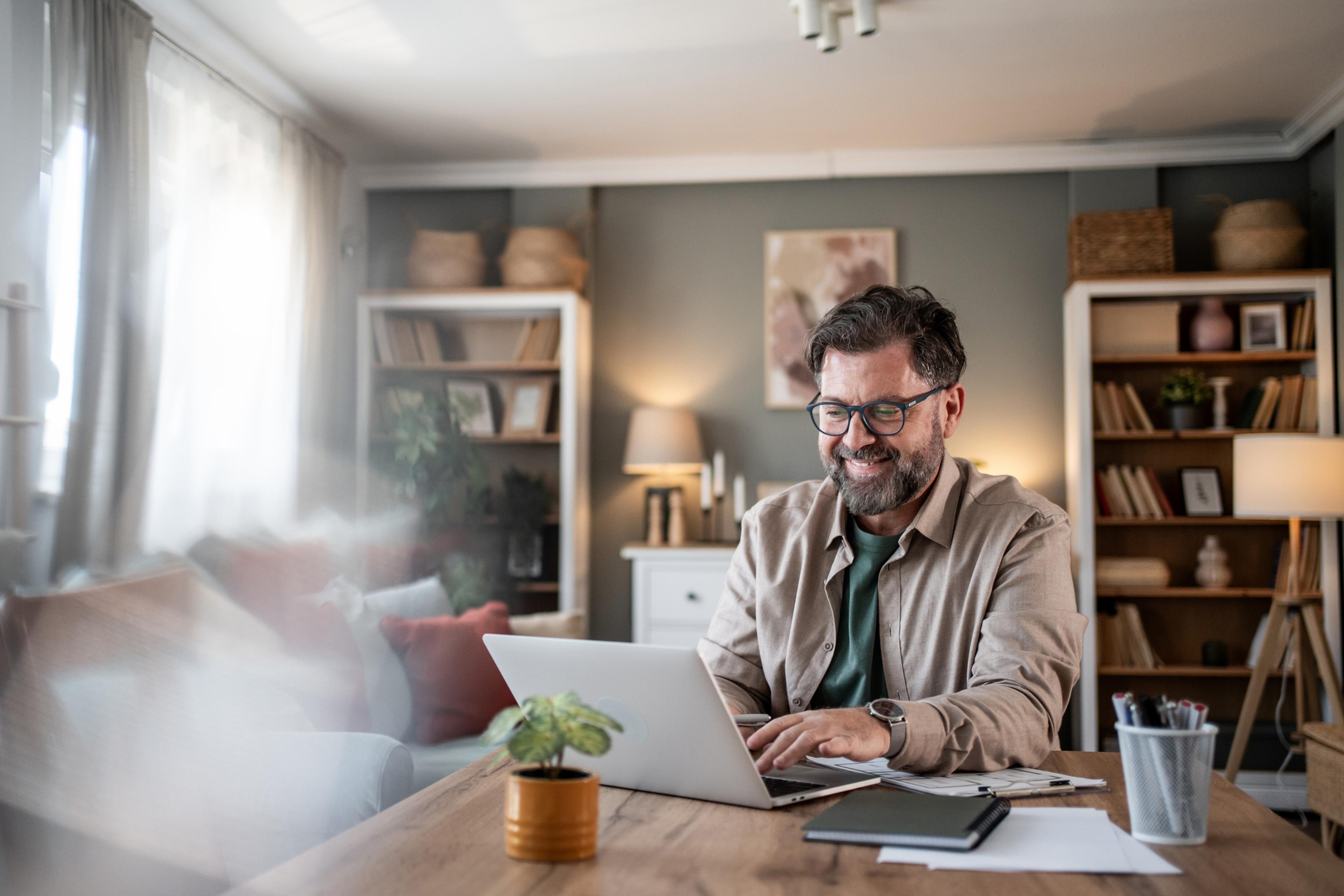 Payroll professional researching how bonuses are taxed in America
