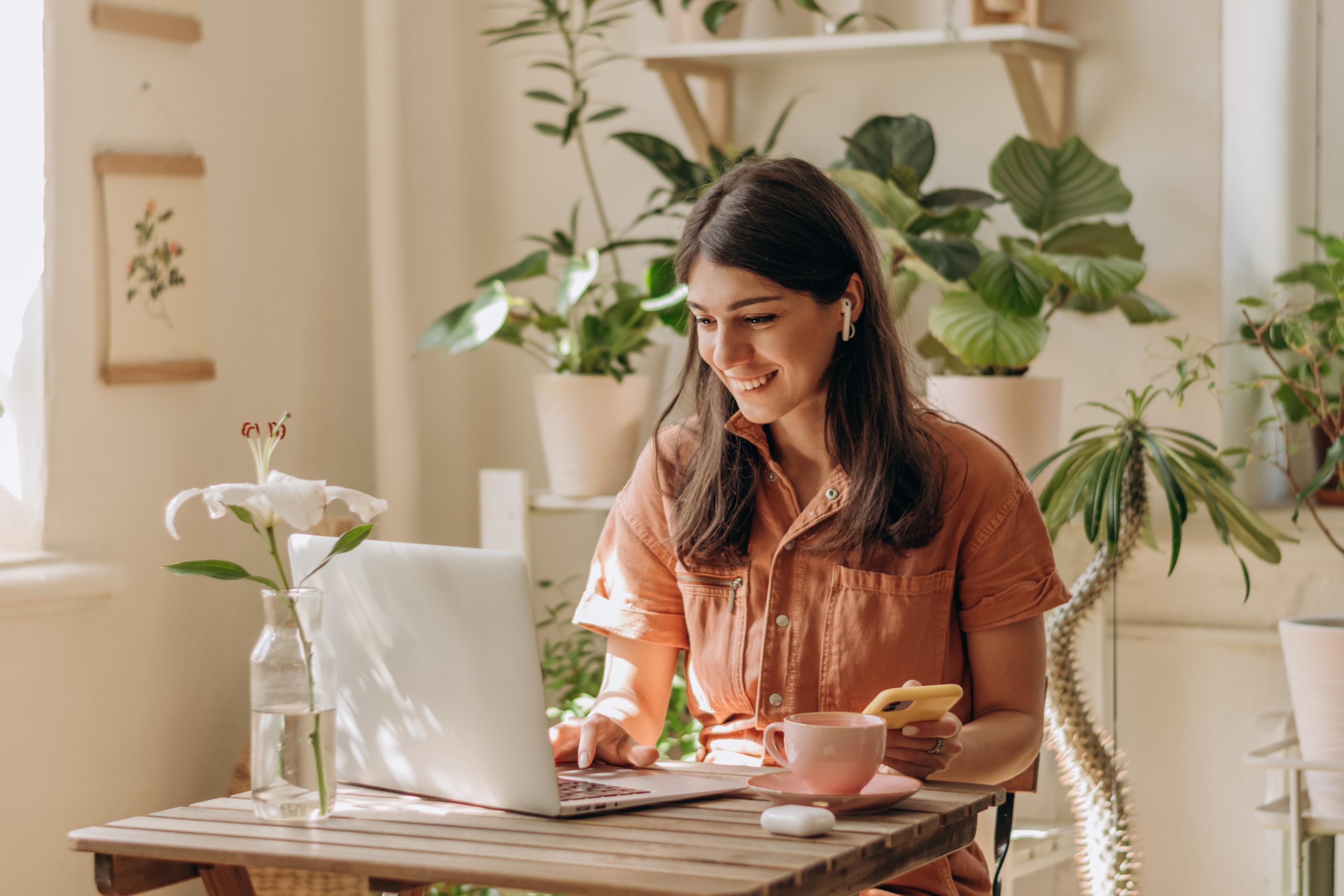 Global HR manager researching how to hire developers in India