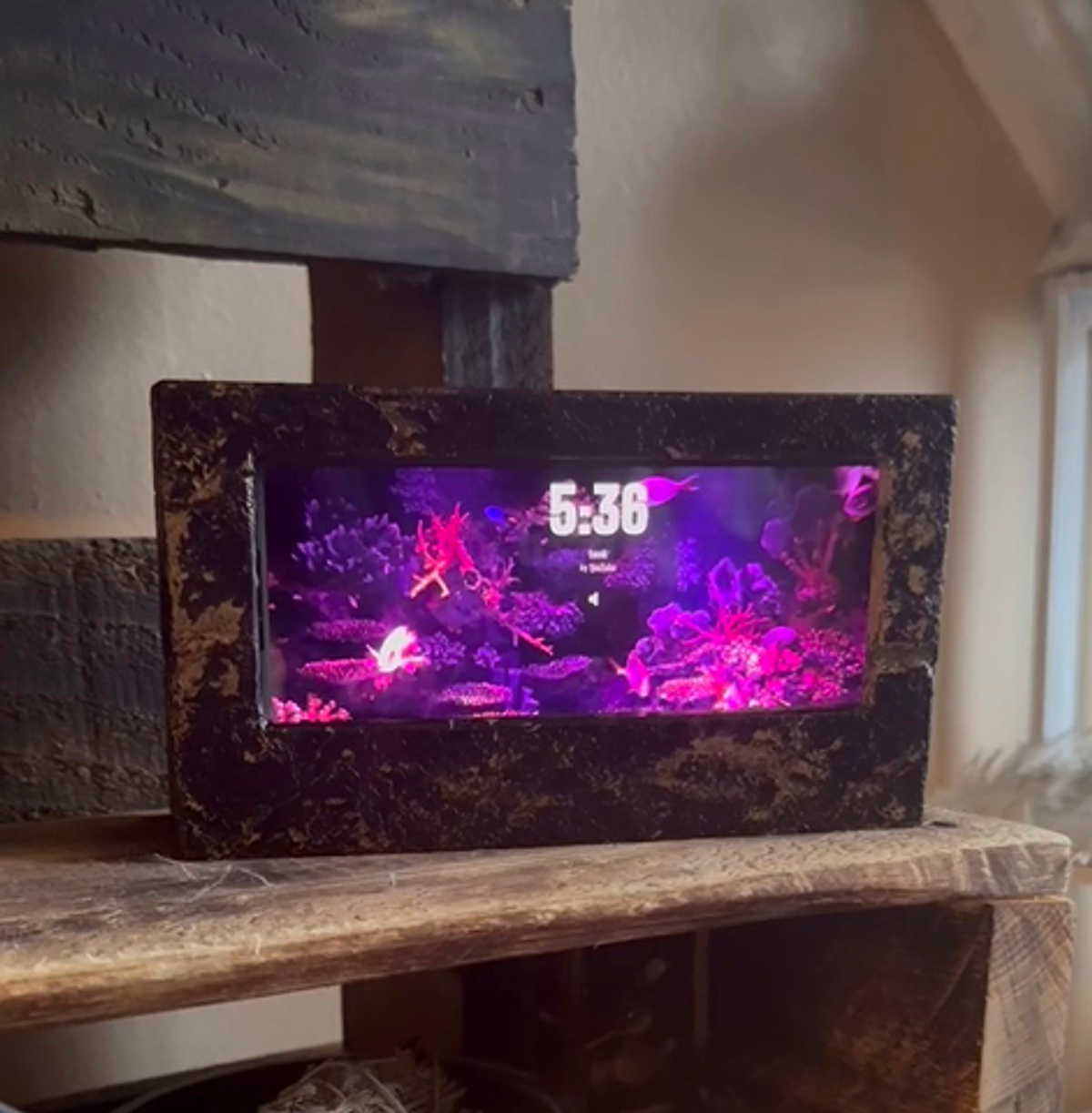 Cool DIY frame from Nathalie's living room 