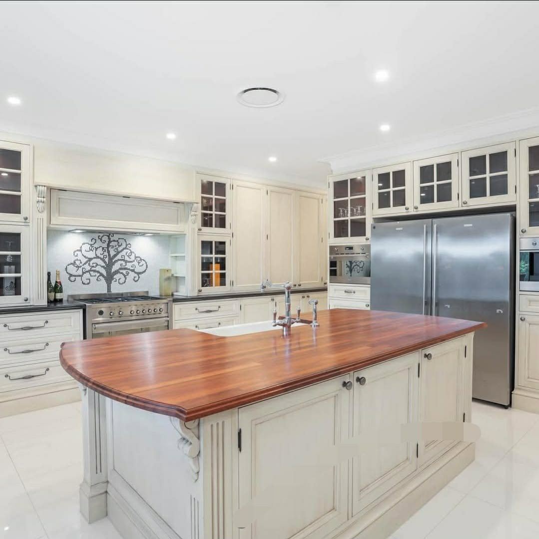 A traditional shaker kitchen in painted timber with a full-thickness hardwood island