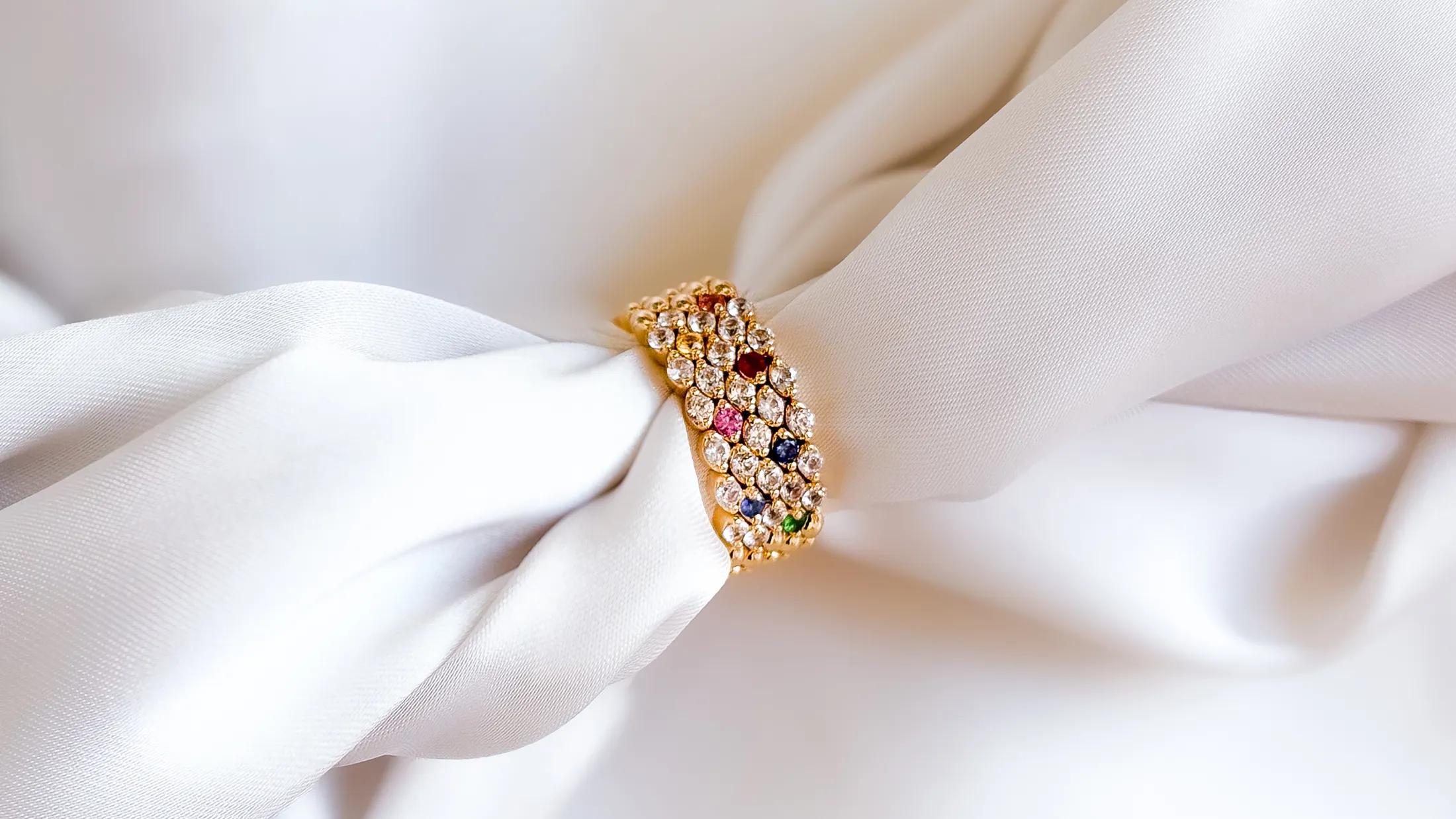 Anniversary Ring in 18K Gold and Sapphires