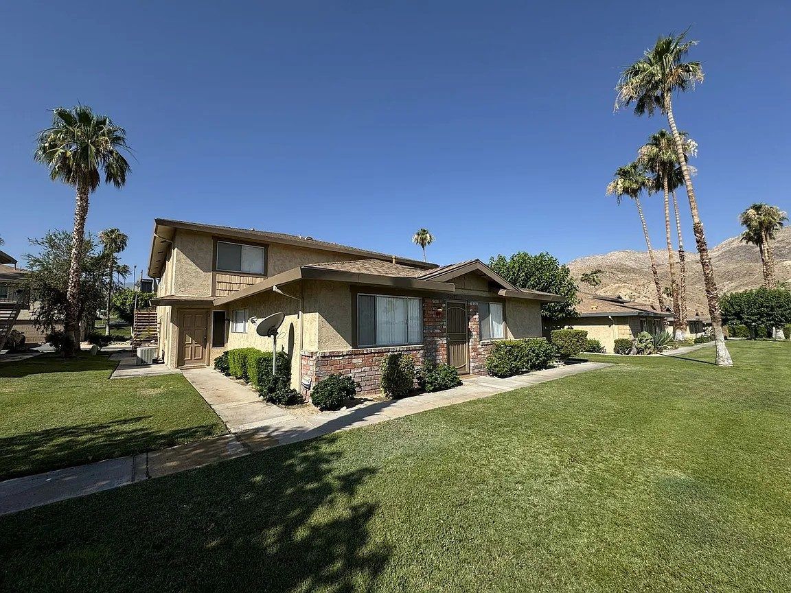 Cozy Second Level Unit, Palm Desert