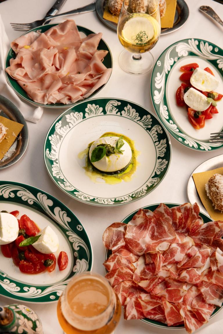 Mozzarella di bufala, mortadelle à la pistache, Prosciutto di Parma AOP ou encore burrata des Pouilles