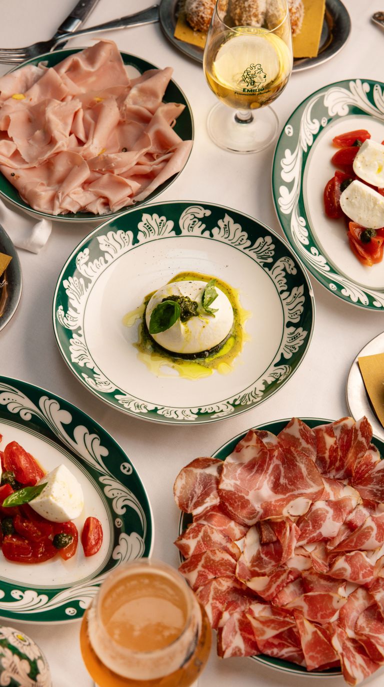 Mozzarella di bufala, mortadelle à la pistache, Prosciutto di Parma AOP ou encore burrata des Pouilles