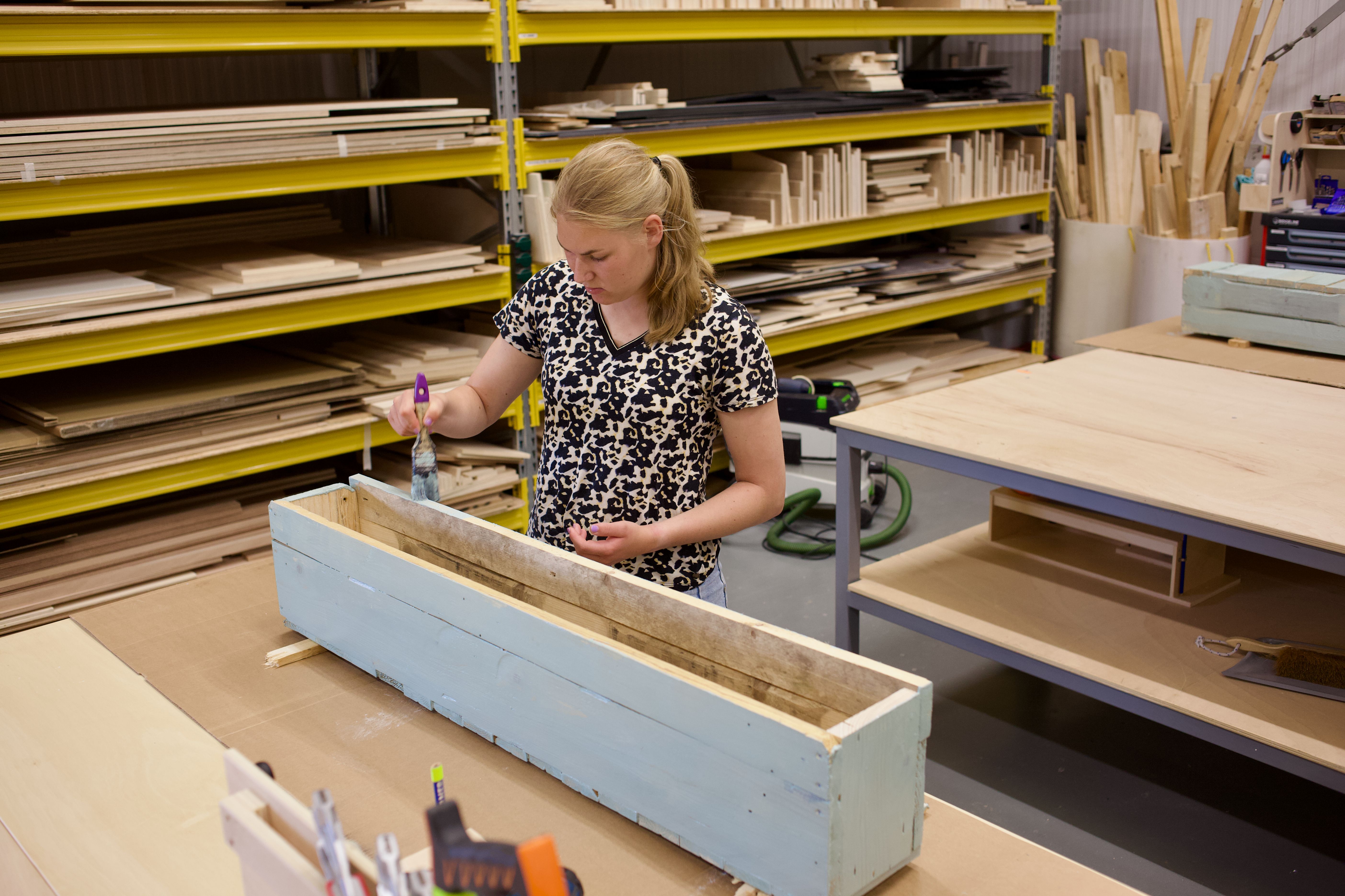 Sociale Houtwerkplaats dagbesteding bloembak schilderen