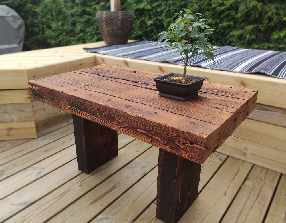 Loungehörna och bord i 100% återvunnit trä