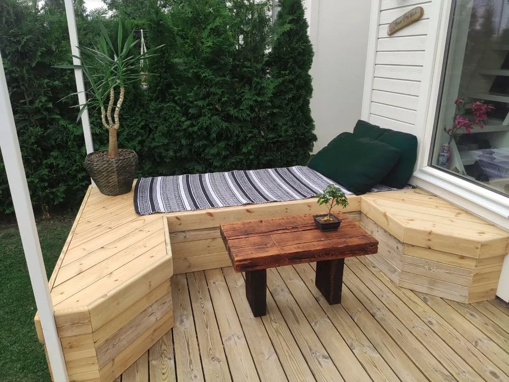 Loungehörna och bord i 100% återvunnit trä