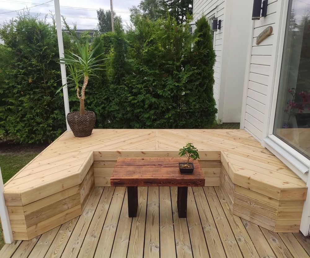 Loungehörna och bord i 100% återvunnit trä