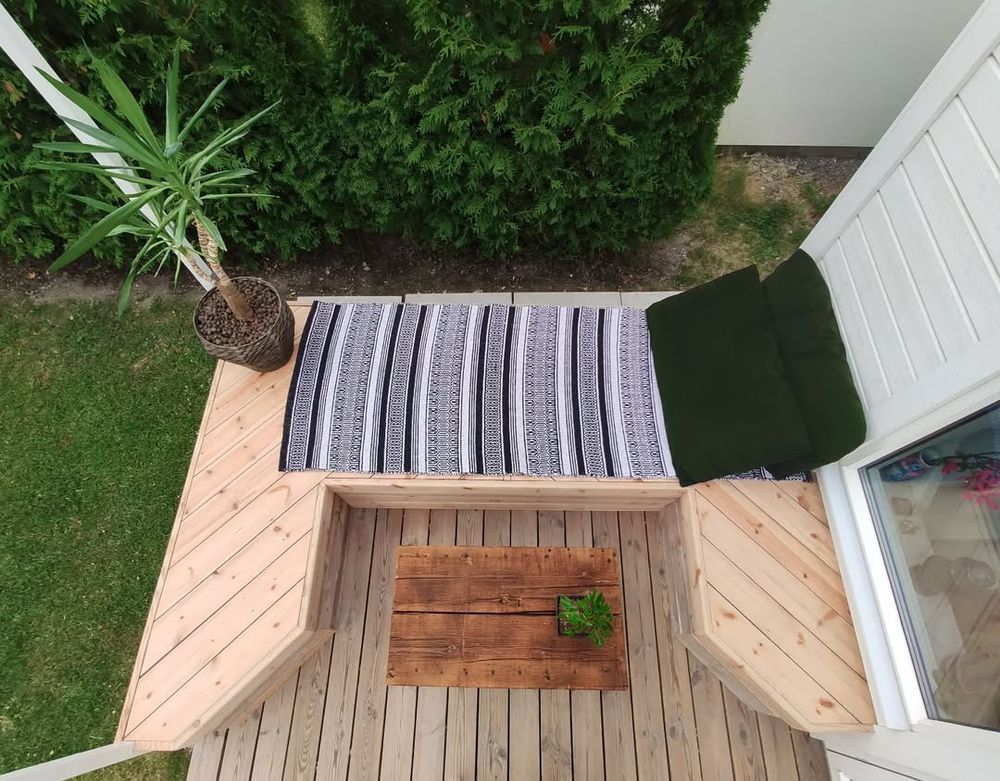 Loungehörna och bord i 100% återvunnit trä