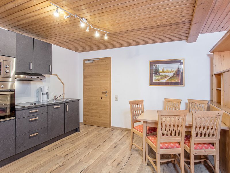  Küche und Esszimmer der Wohnung