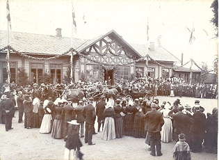 Konungens ankomst till järnvägsstationen i Vislanda år 1900