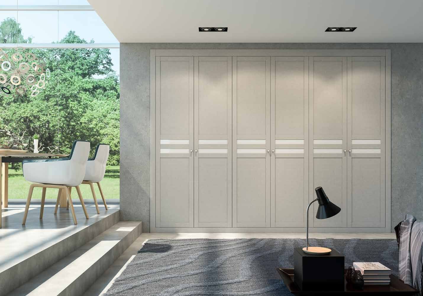 Puertas correderas de armario empotrado en lino gris y vidrio blanco, en un dormitorio, composición dama.