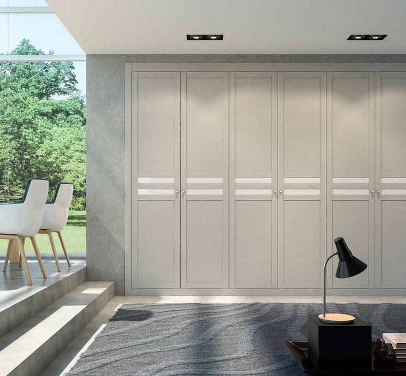 Puertas correderas de armario empotrado en lino gris y vidrio blanco, en un dormitorio, composición dama.